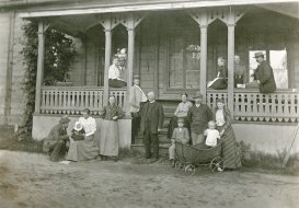 Juhani Ahon lähiomaisia Iisalmen ison pappilan edessä 1892. © Juhani Ahon museon kokoelma.