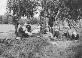 Keuruulla kesää viettämässä 1889. © Otavan kuva-arkisto.