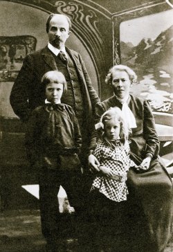 Brofeldtin perhe: Juhani, Venny, sekä pojat Heikki ja Antti. © Museovirasto.